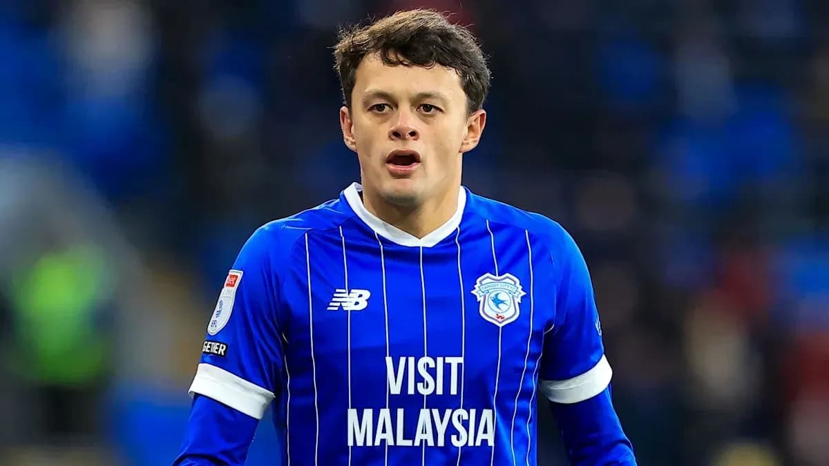 Futbolchi o'yinda, ko'k forma kiygan Futbolchi o'yinda, ko'k forma kiygan