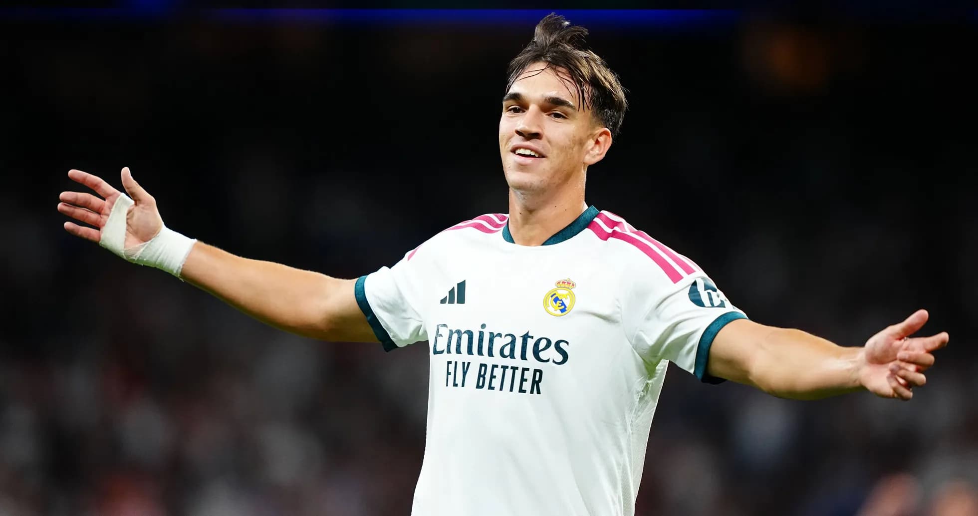 Futbolchi Real Madrid formasida maydonda