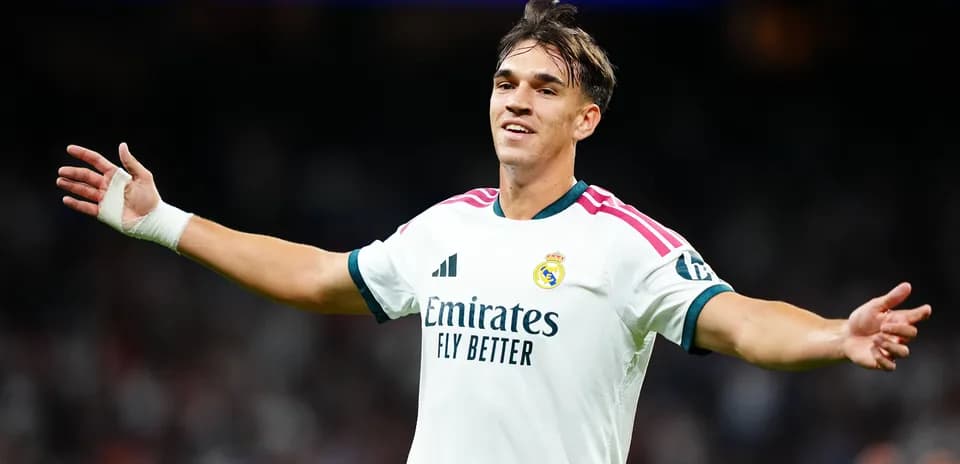 Futbolchi Real Madrid formasida maydonda