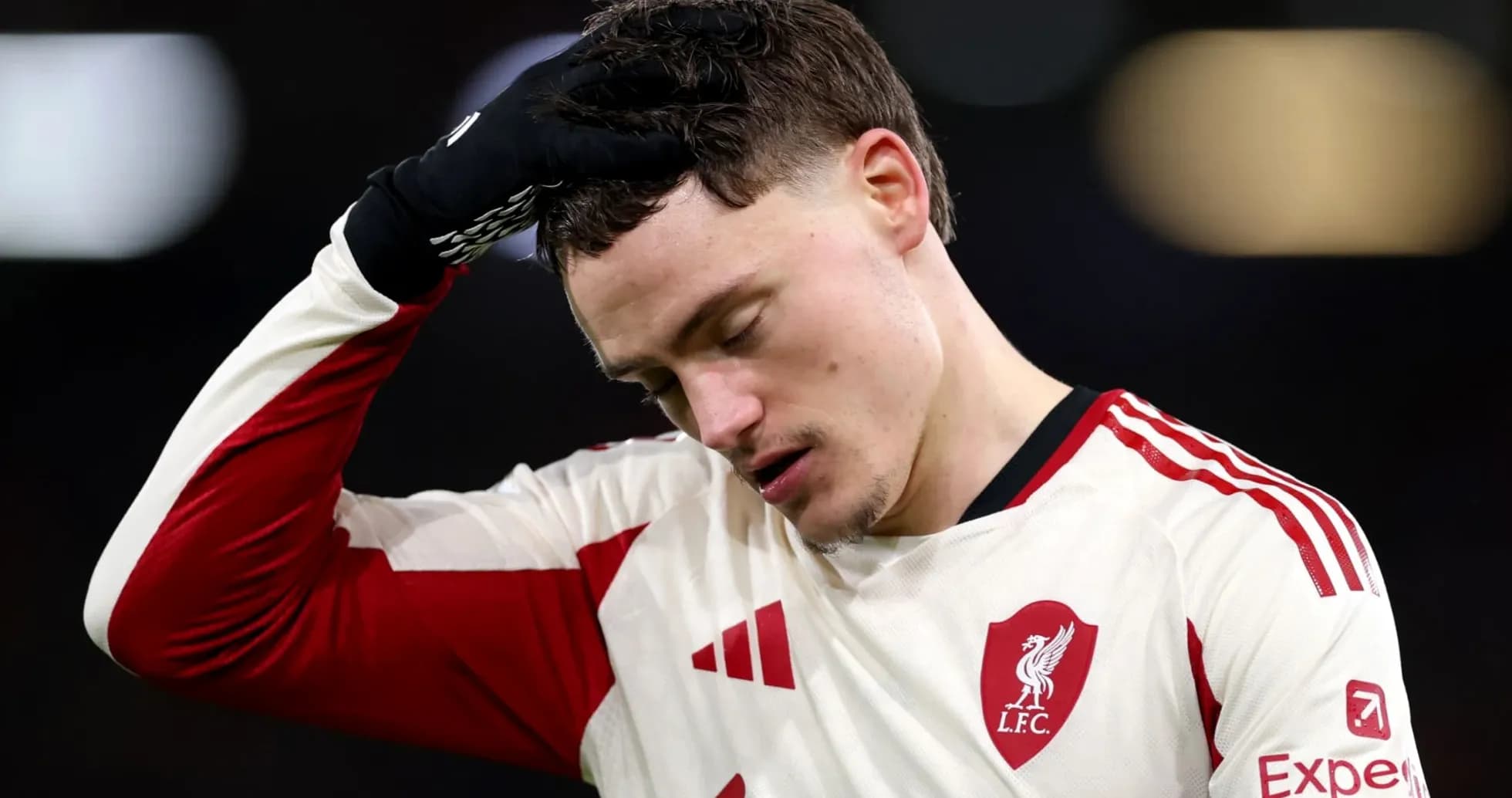 Futbolchi o'yin tugagach, boshini ushlab turibdi