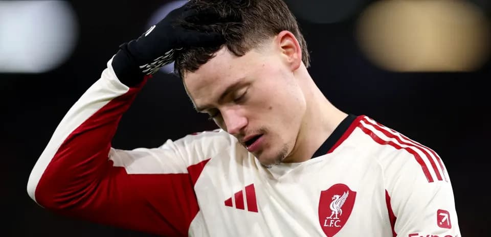 Futbolchi o'yin tugagach, boshini ushlab turibdi