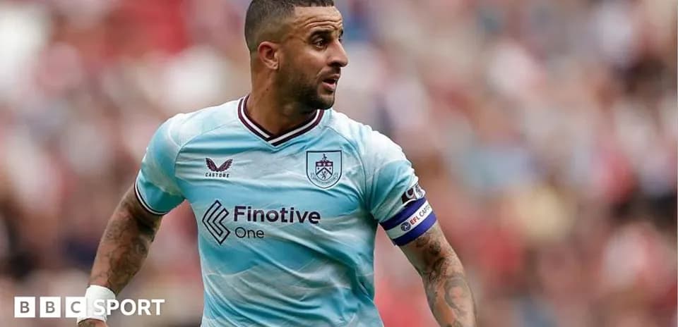 Futbolchi maydonda harakatda, Burnli formasi kiygan