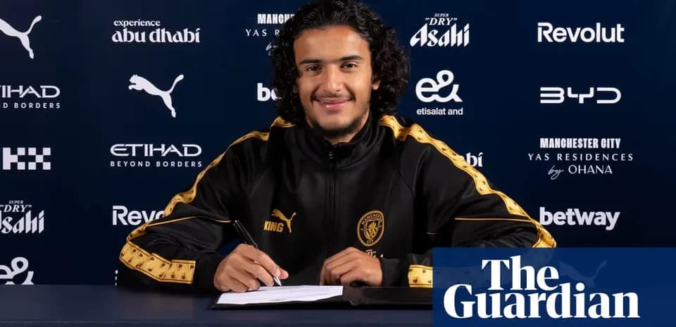 Futbolchi imzo qo'yayotgan jarayonda