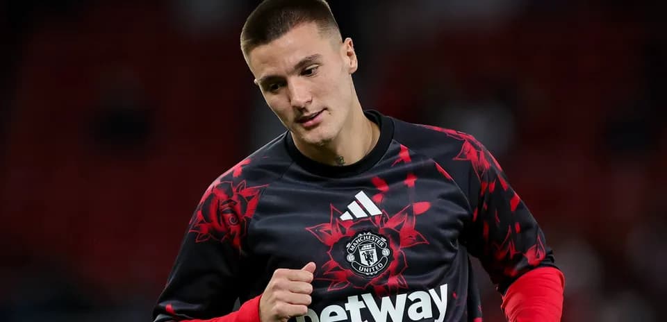 Futbolchi maydonda o'zini tayyorlayapti