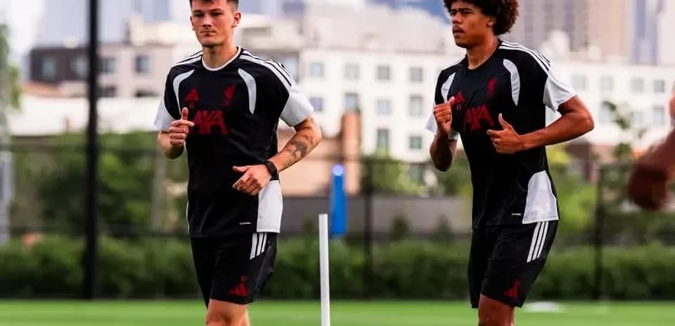 Ikkita futbolchi mashg'ulot paytida yugurmoqda