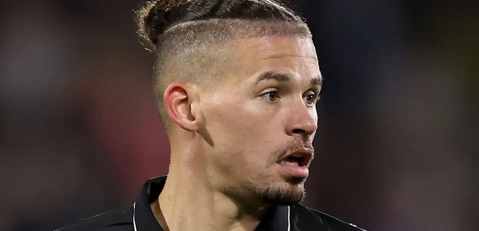Futbolchi o'yin davomida tomonga qarab turibdi