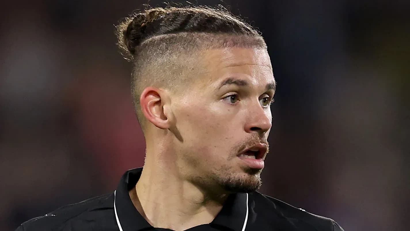 Futbolchi o'yin davomida tomonga qarab turibdi