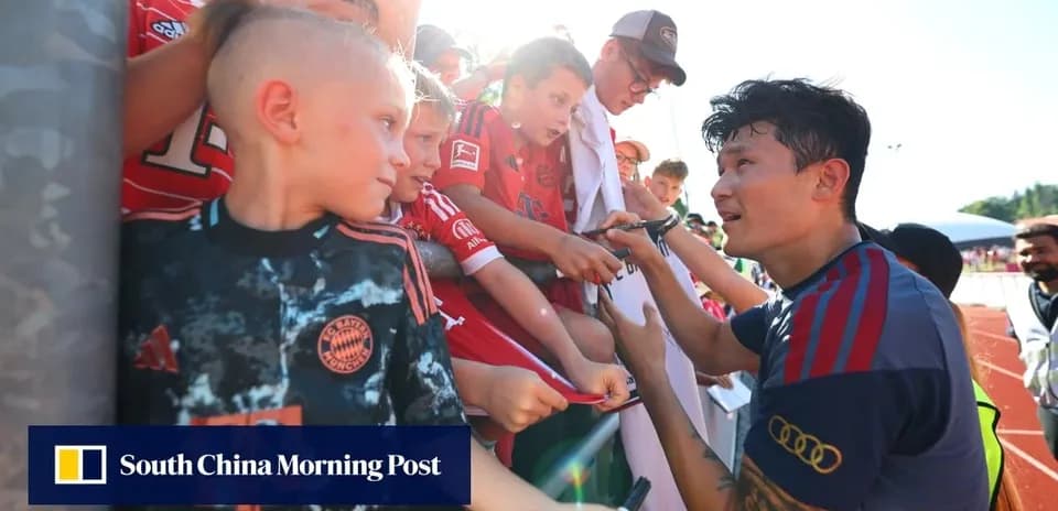 Futbolchi bolalar bilan imzo berayotgan