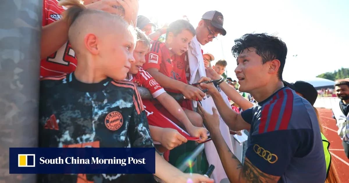 Futbolchi bolalar bilan imzo berayotgan