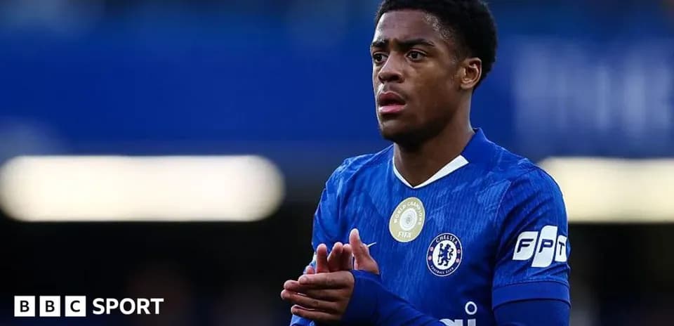 Futbolchi Chelsea formasida maydonda