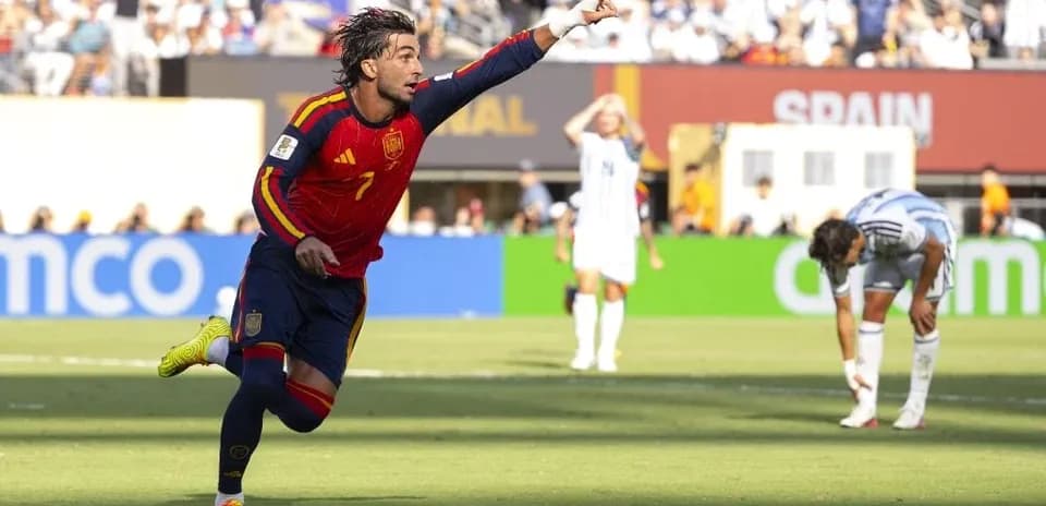 Ispaniya futbolchisi gol urish bilan nishonlayapti
