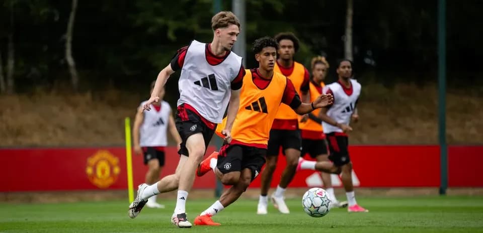 Futbolchilar treningda to'pni ta'qib qilmoqda