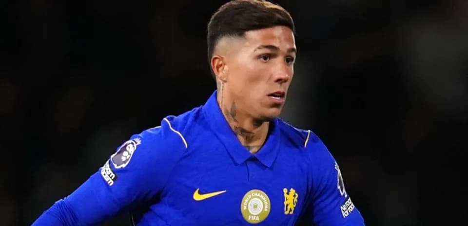 Futbolchi o'yinda ko'k forma kiygan