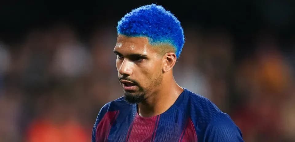 Futbolchi Barcelona formasida ko'k soch bilan