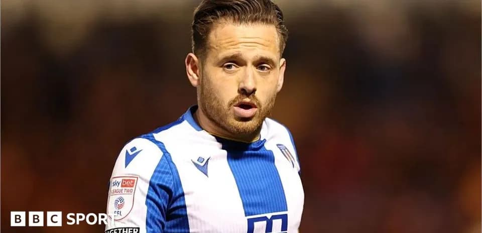 Futbolchi o'yin maydonida harakatda