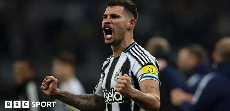 Futbolchi g'alabadan so'ng qichqirayotgan holati