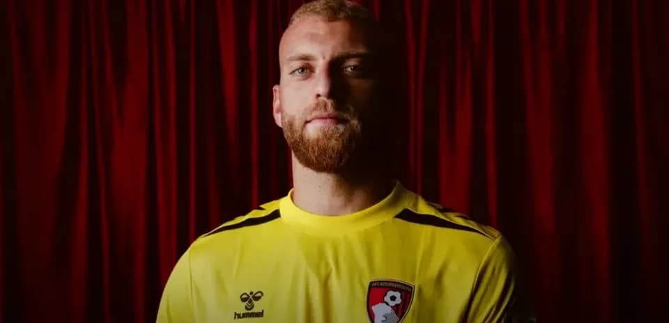 Futbolchi yellow forma kiygan, qizil fondda