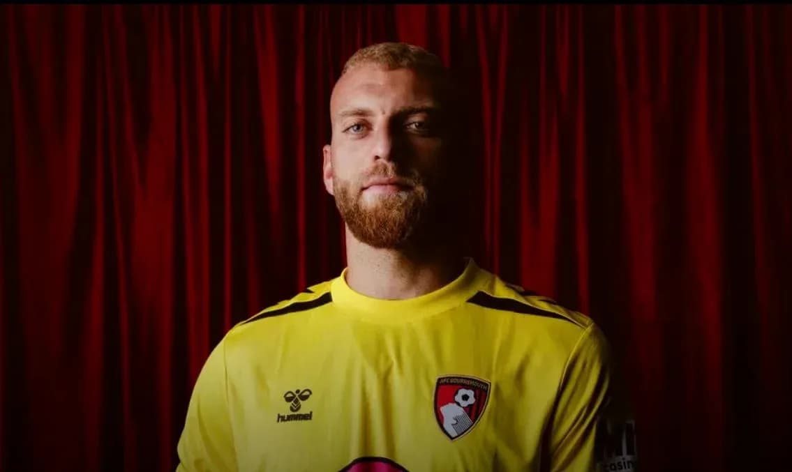 Futbolchi yellow forma kiygan, qizil fondda