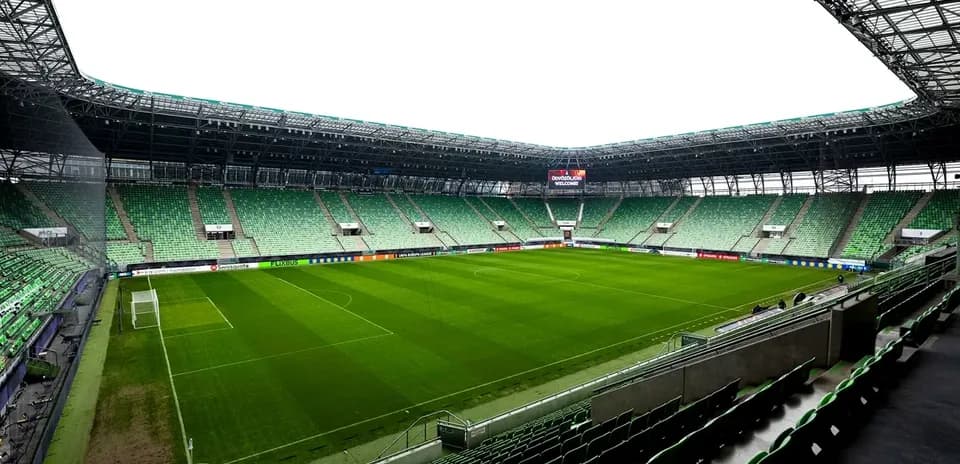 Bo'sh futbol maydoni va stadion ko'rinishi