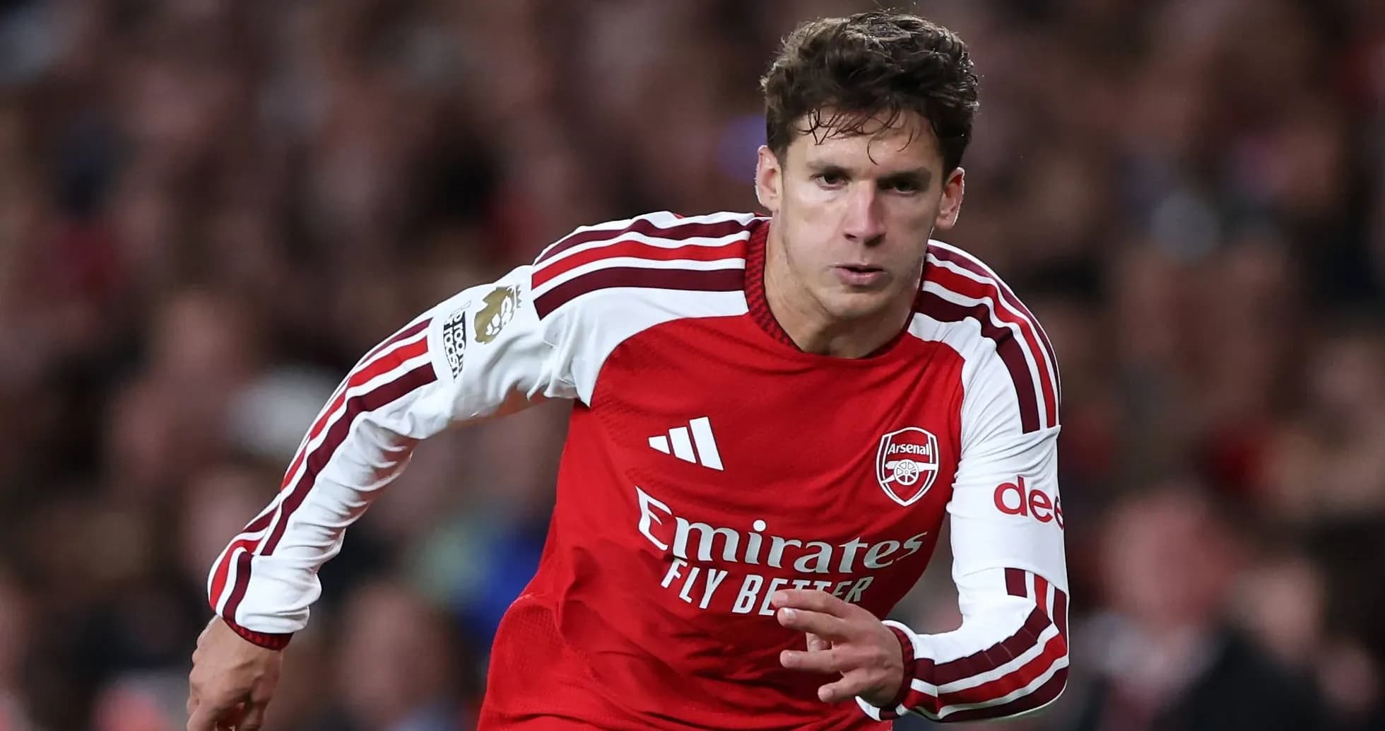 Futbolchi Arsenal formasida maydonda harakatda