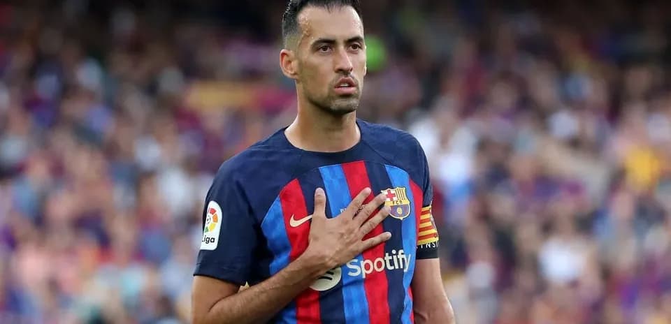 Futbolchi o'yinida qo'lini ko'kragiga qo'ygan
