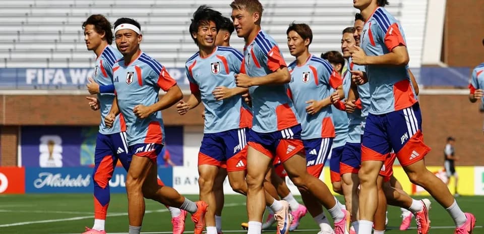 Yaponiya futbolchilarining jamoa bilan mashg'uloti