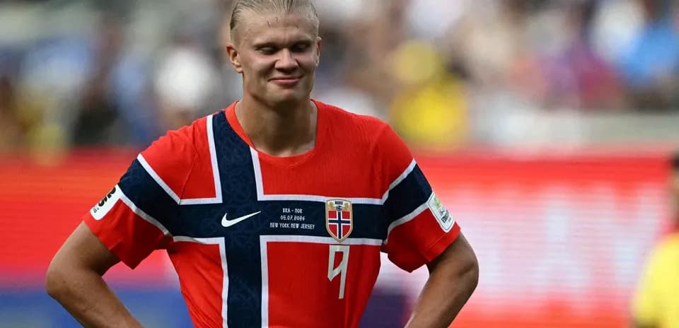 Futbolchi Norvegiya terma jamoasi formasida