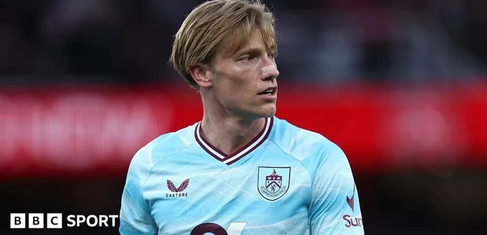 Futbolchi Burnli formasi bilan maydonda