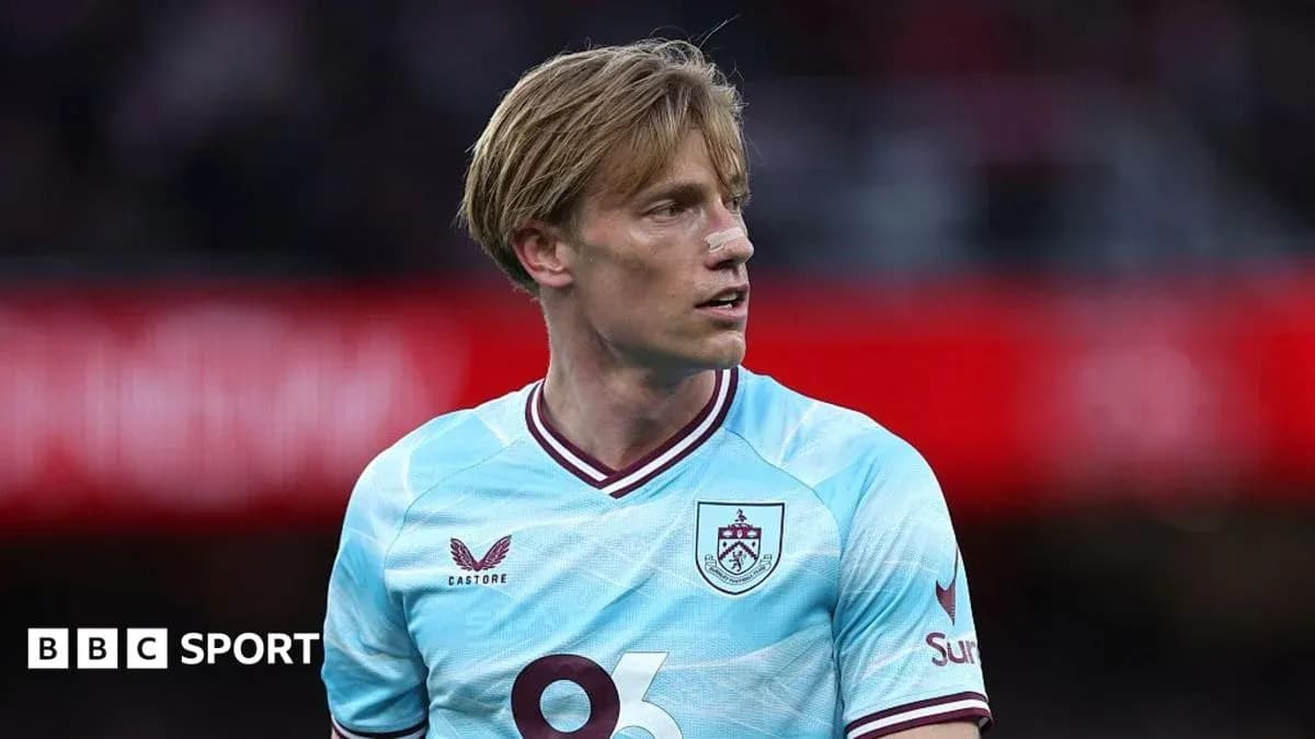 Futbolchi Burnli formasi bilan maydonda