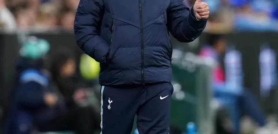 Trener Tottenham ustozlikda o'z futbolchilariga ko'rsatma berayotgani