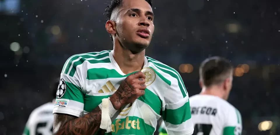 Futbolchi jamoasi formasida o'yin davomida