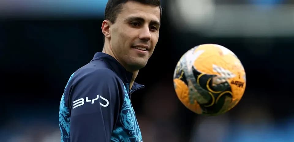 Futbol to'pini ushlab turuvchi futbolchi