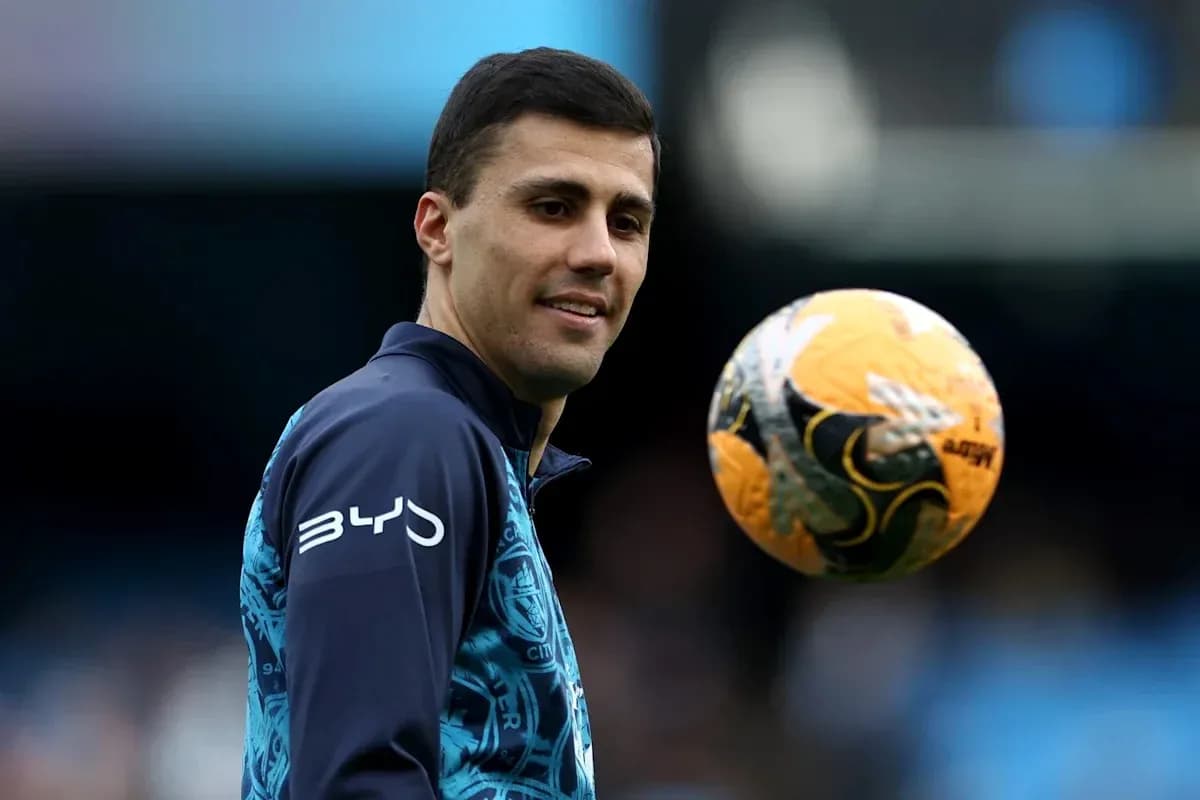 Futbol to'pini ushlab turuvchi futbolchi