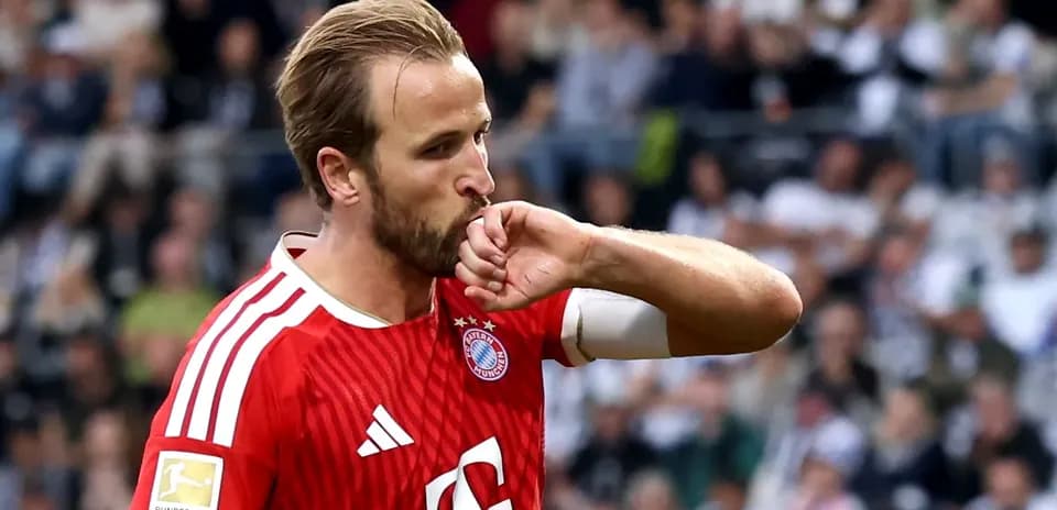 Futbolchi Bayern Munchen formasida maydonda