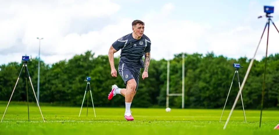 O'yinchi trening maydonida yugurayotgan holatda