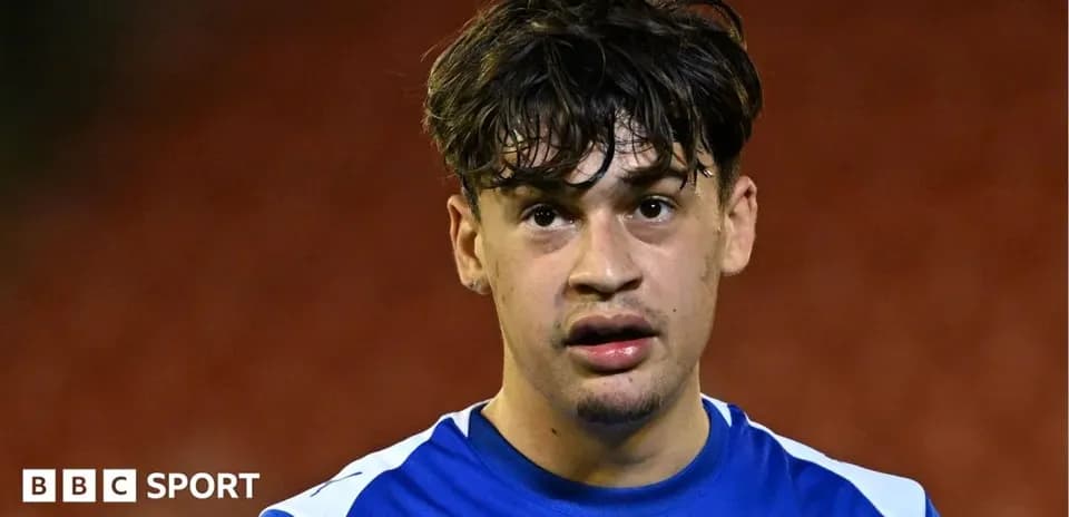Futbolchi o'yinidan keyin suratga tushmoqda