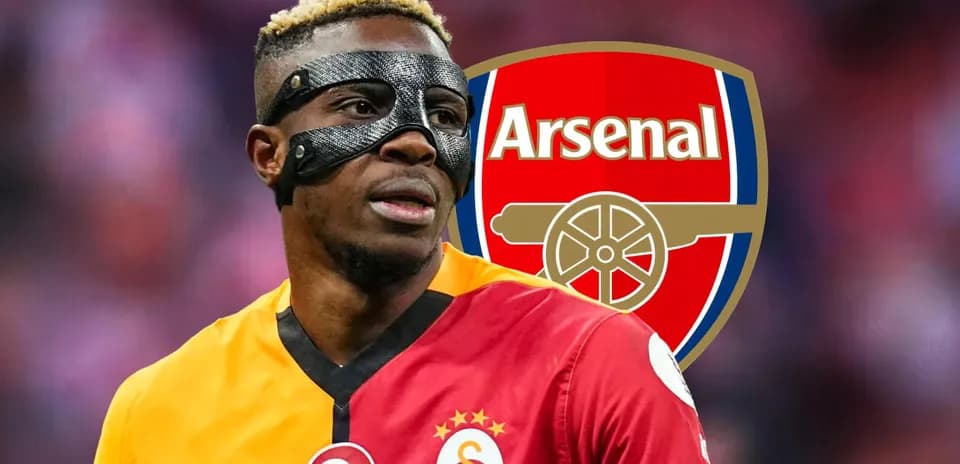 Futbolchi Arsenal logosi bilan Galatasaray formasida