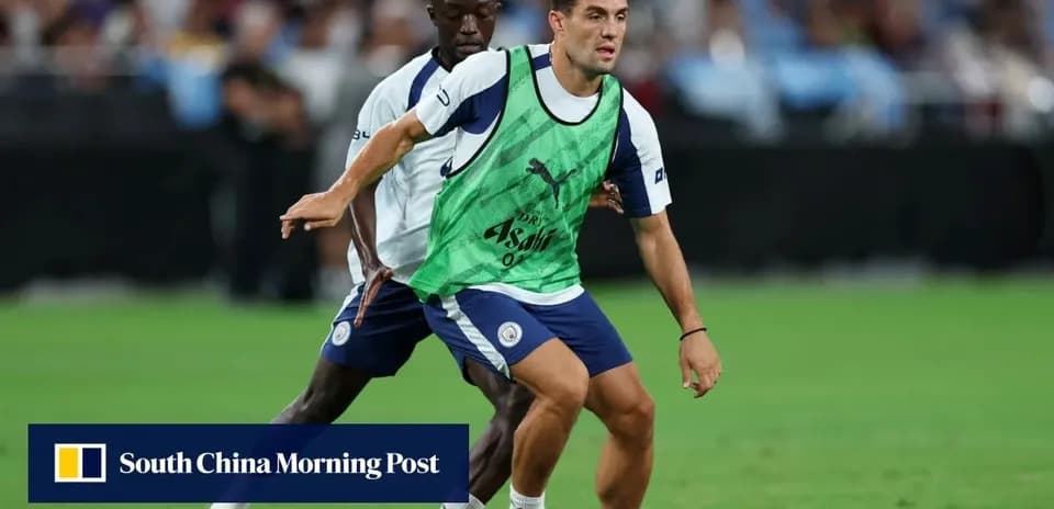 Futbolchilar mashg'ulotda to'p bilan shug'ullanmoqda