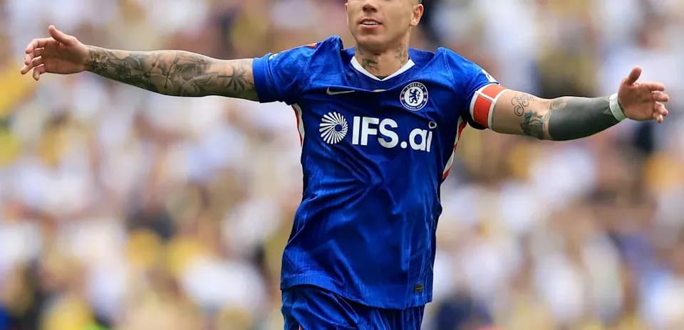 Futbolchi Chelsea formasida, qo'llarini keng ochgan