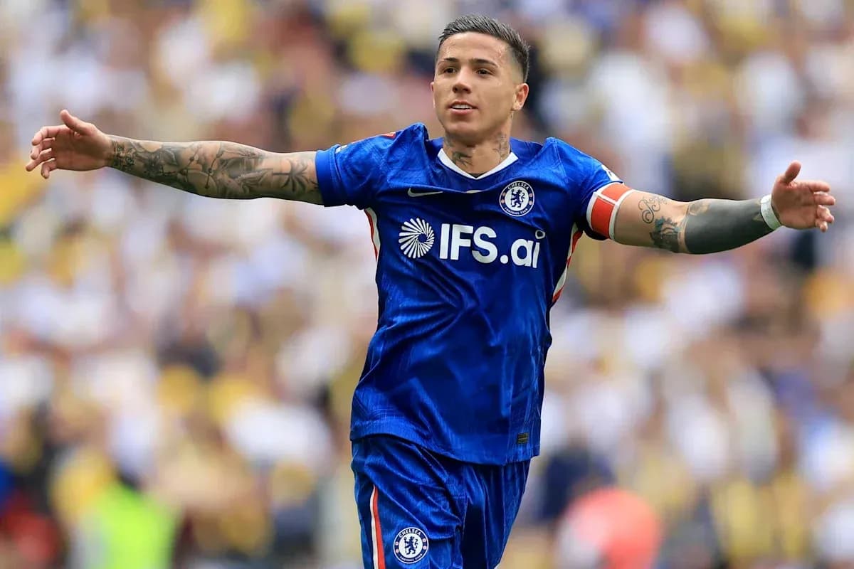 Futbolchi Chelsea formasida, qo'llarini keng ochgan