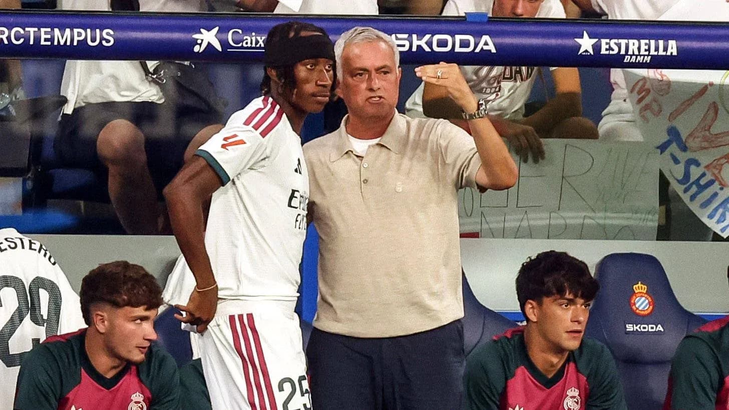 Mourinho discussing strategy with player on bench