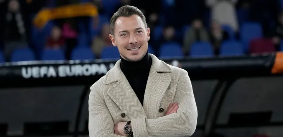 Kiyimda turgan shaxs stadionning yonida