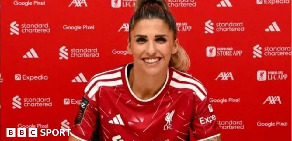 Futbolchi yangi Liverpool formasida matbuot anjumanida