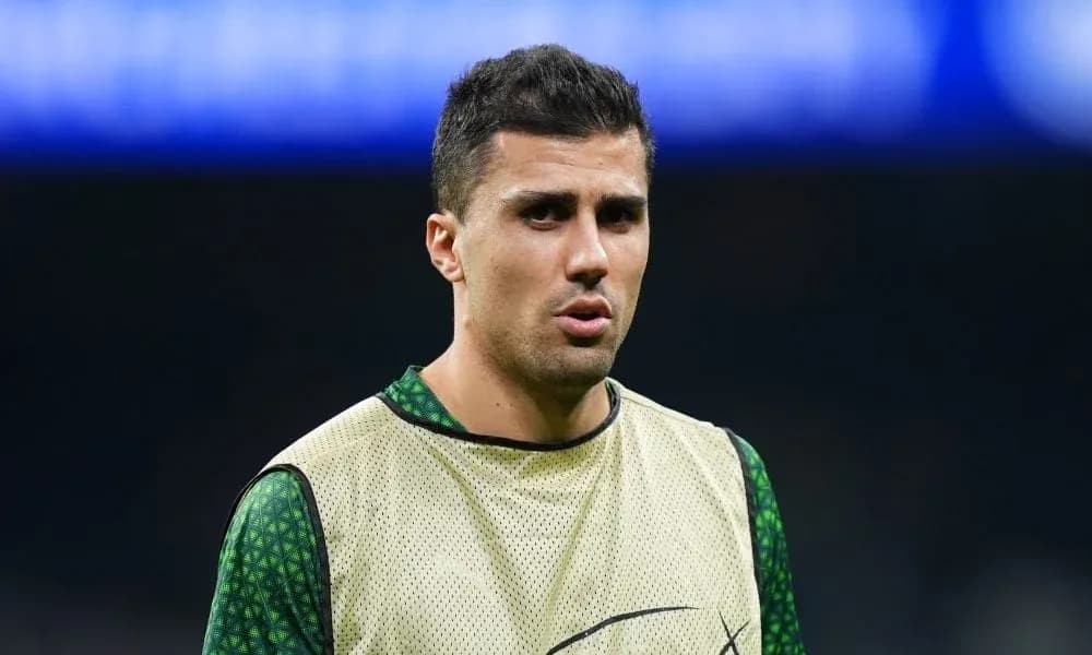 Futbolchi maydonchada tayyorgarlik ko'rmoqda