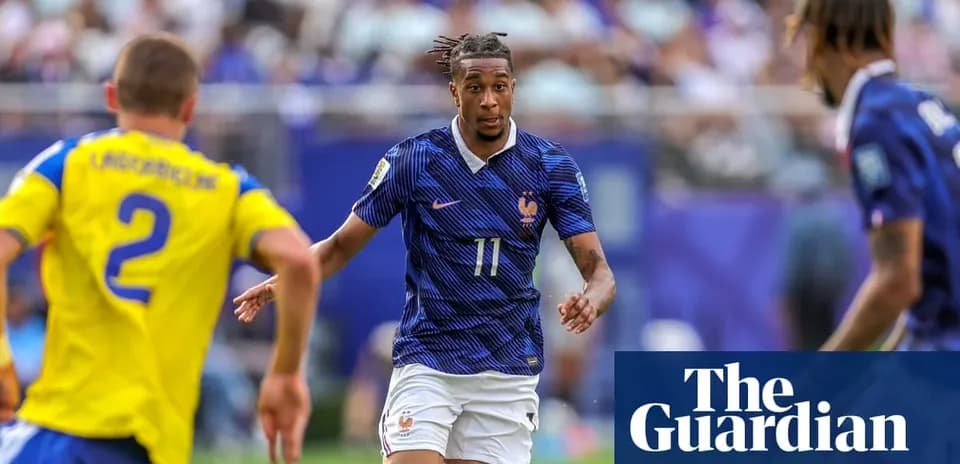 Fransiya futbolchisi to'p bilan harakatda
