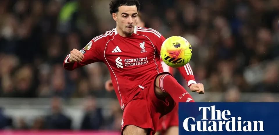 Futbolchi to'pni ko'tarib harakatlanmoqda