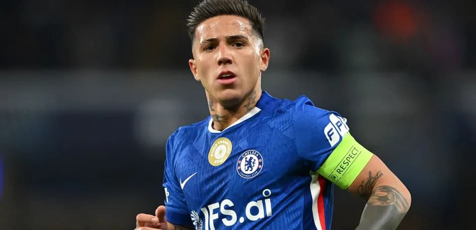 Futbolchi Chelsea formasida, kapitan armband bilan