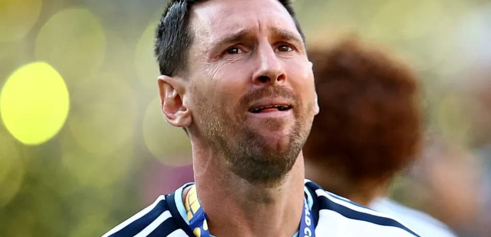 Futbolchi medalini taqib olayotgan shaxs