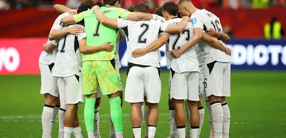 Futbolchilar huddle qilib o'yin oldidan tayyorgarlik ko'rmoqda