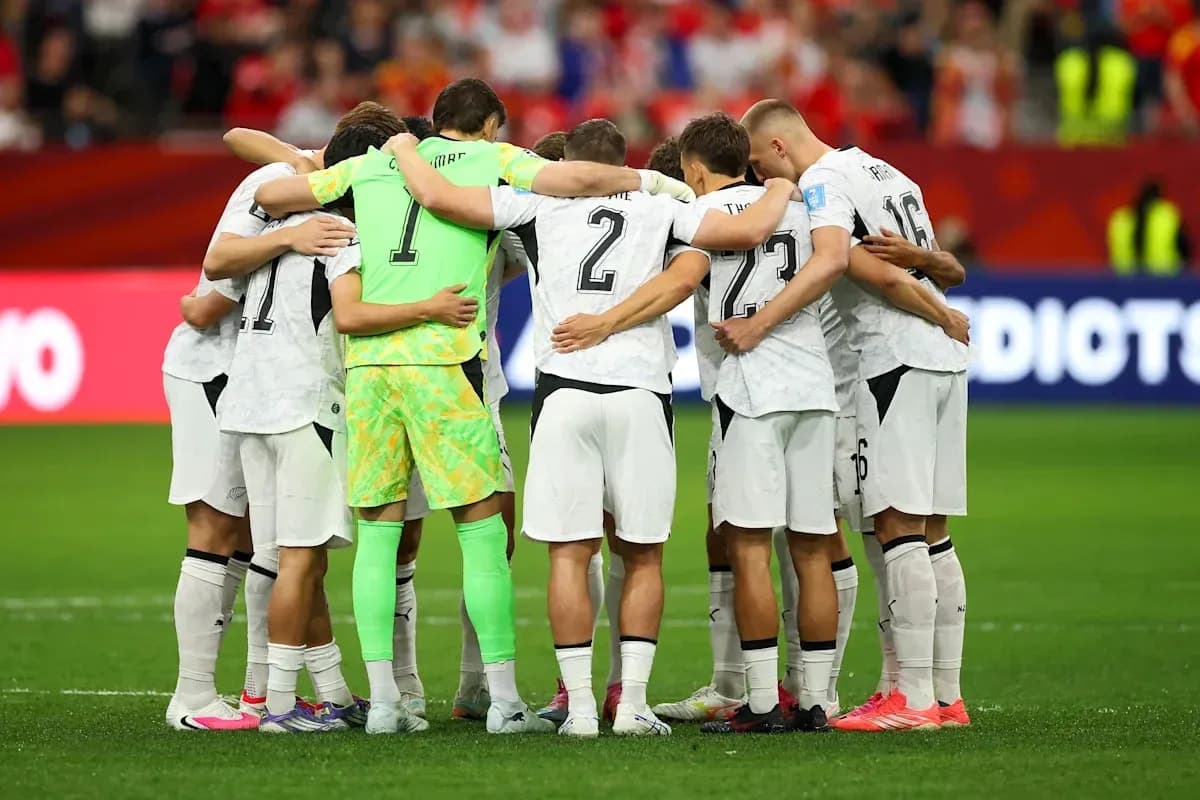 Futbolchilar huddle qilib o'yin oldidan tayyorgarlik ko'rmoqda
